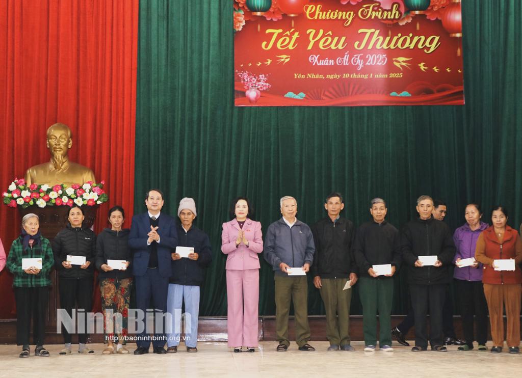 Đồng chí Nguyễn Thị Thanh, Uỷ viên Trung ương Đảng, Phó Chủ tịch Quốc hội và đồng chí Mai Văn Tuất, Phó Bí thư Thường trực Tỉnh ủy, Chủ tịch HĐND tỉnh tặng quà Tết cho đại diện hộ nghèo, gia đình chính sách xã Yên Nhân (Yên Mô).