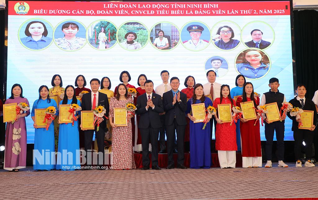 Biểu dương, khen thưởng các cán bộ, đoàn viên, công nhân, viên chức, lao động tiêu biểu là đảng viên.