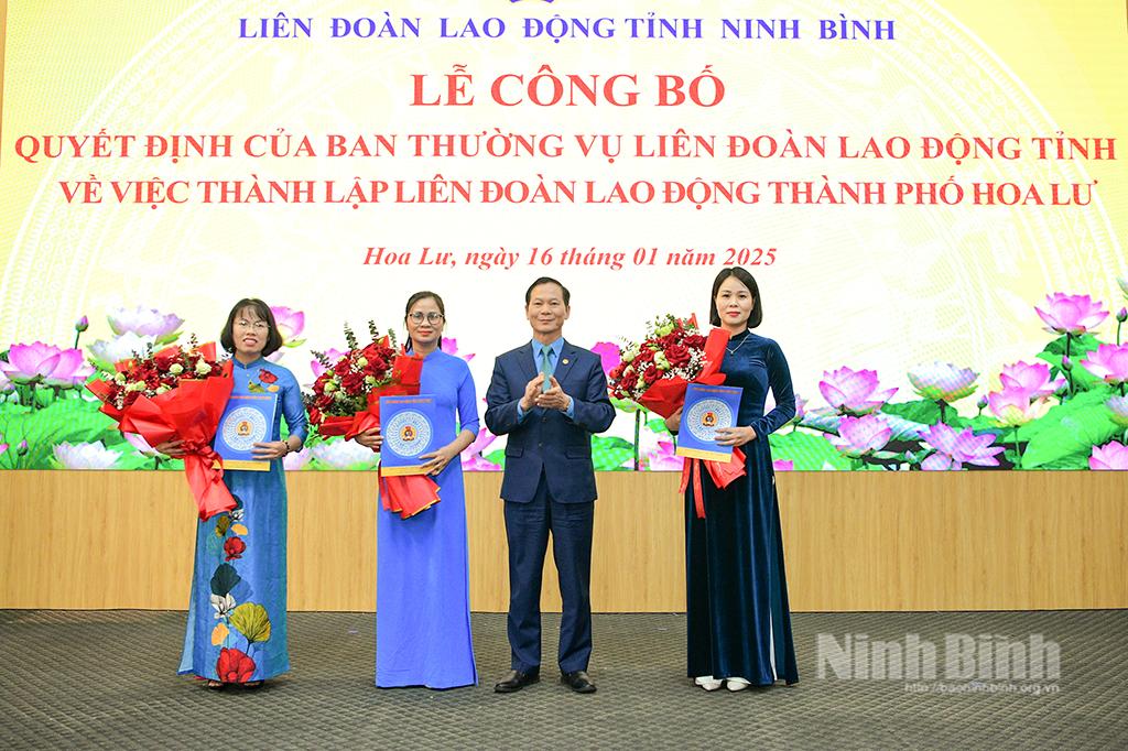 Lãnh đạo Liên đoàn Lao động tỉnh trao quyết định, tặng hoa chúc mừng các đồng chí Chủ tịch, Phó Chủ tịch LĐLĐ thành phố Hoa Lư.