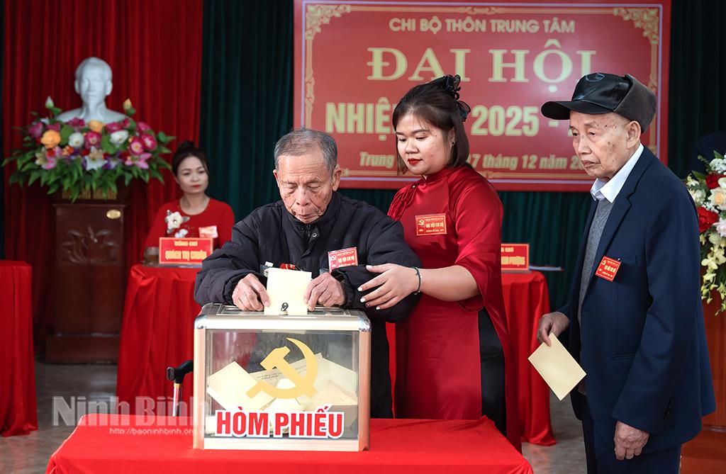 Các đảng viên Chi bộ thôn Trung Tâm thực hiện quy trình bầu cử tại Đại hội, nhiệm kỳ 2025-2027. Đây là Đại hội chi bộ điểm của xã Đồng Phong (Nho Quan).