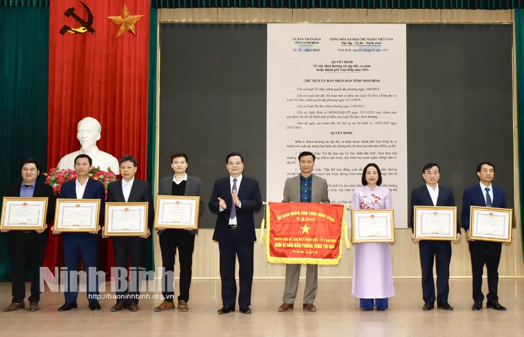 Đồng chí Bí thư Thành uỷ trao Cờ thi đua của UBND tỉnh cho tập thể có thành tích trong phong trào thi đua yêu nước năm 2024.