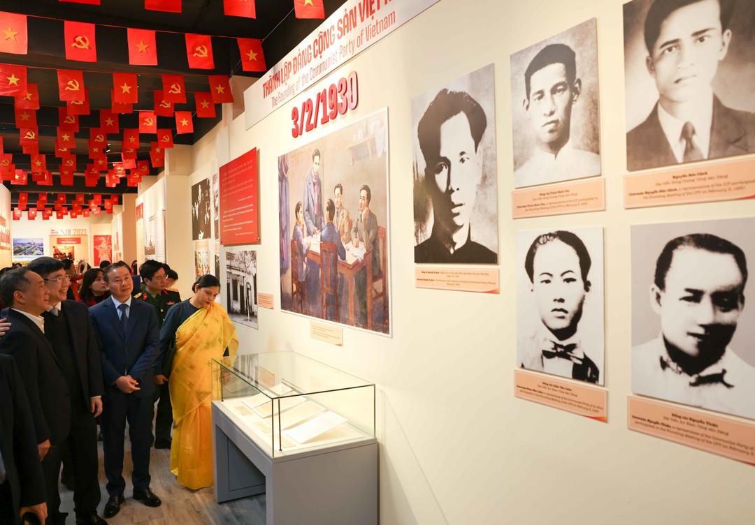 Các đại biểu tham quan trưng bày chuyên đề "Đảng Cộng sản Việt Nam - Những mốc son lịch sử".