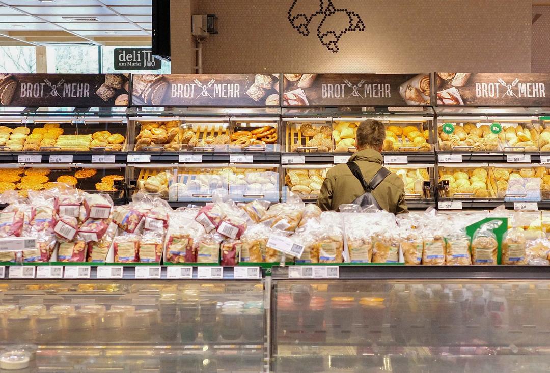 Người dân mua sắm tại siệu thị ở Berlin, Đức