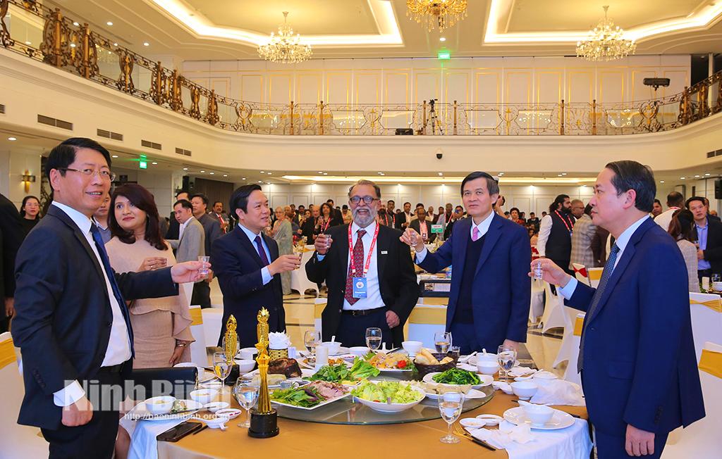 Các đại biểu cùng thưởng thức ẩm thực đặc sắc, phong phú của Ninh Bình tại buổi gặp mặt.