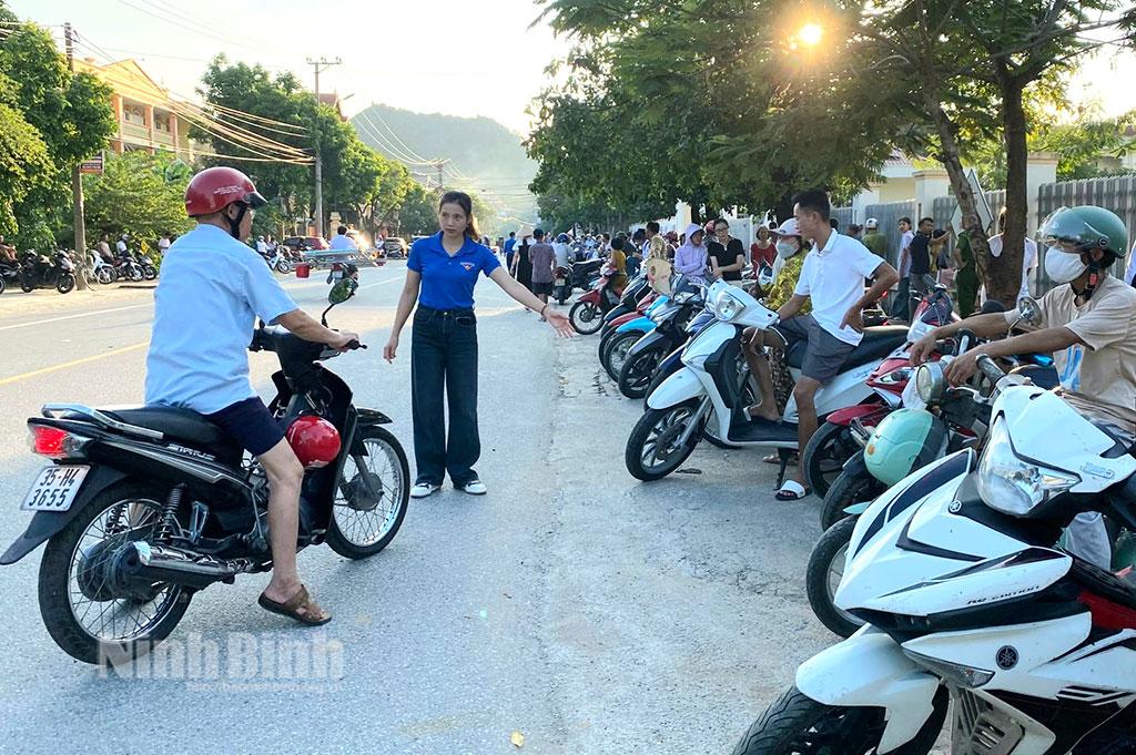 Đoàn viên, thanh niên phường Ninh Khánh (thành phố Hoa Lư) hướng dẫn phụ huynh đỗ xe đúng nơi quy định.