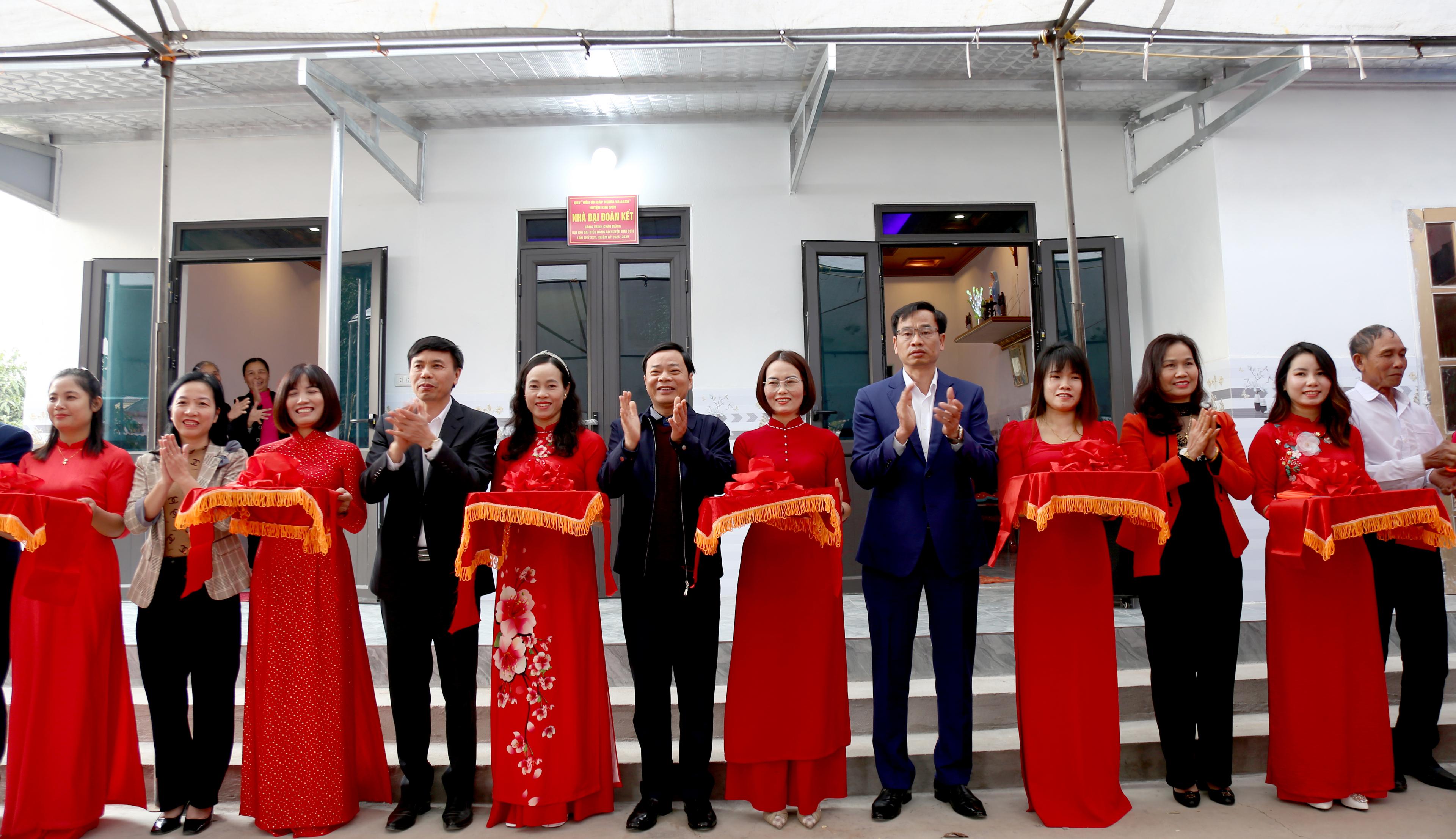Các đại biểu cắt băng khánh thành và bàn giao nhà cho gia đình bà Ngô Thị The, thôn Đức Thành, xã Xuân Chính (Kim Sơn).