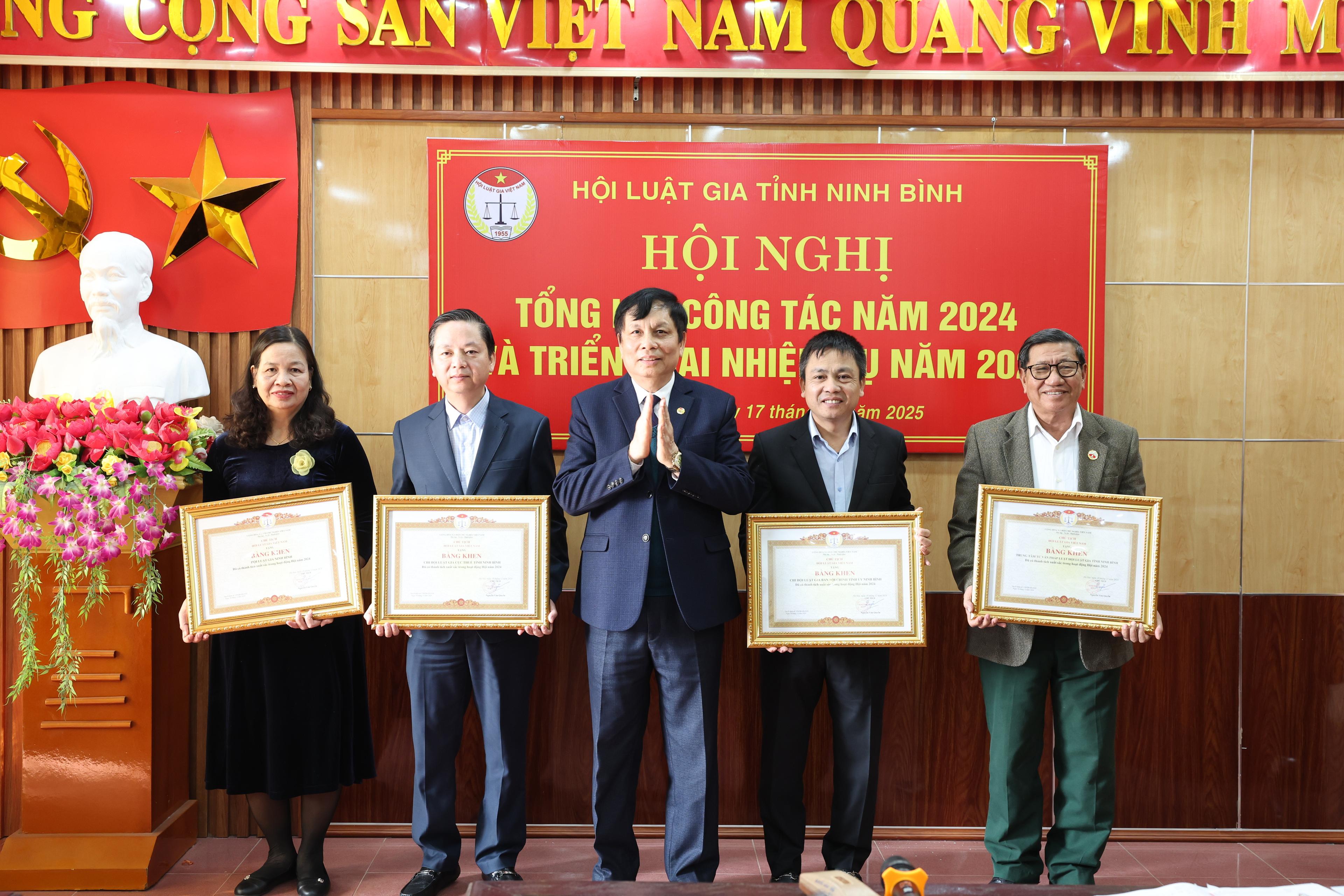 Trao bằng khen của Chủ tịch Hội Luật gia Việt Nam cho các tập thể chi hội luật gia có thành tích xuất sắc trong hoạt động hội năm 2024.