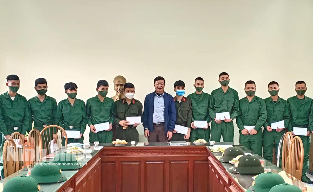 Xã Quảng Lạc gặp mặt, động viên thanh niên trước khi lên đường nhập ngũ năm 2025.