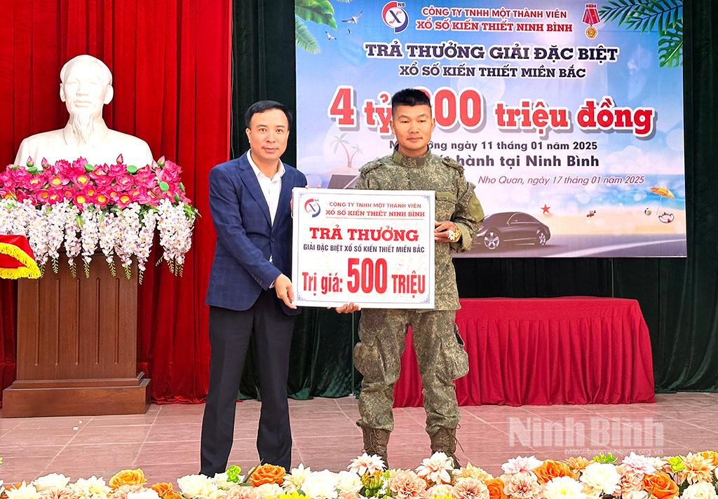 Ban Giám đốc Công ty trao thưởng cho khách hàng may mắn trúng giải đặc biệt.