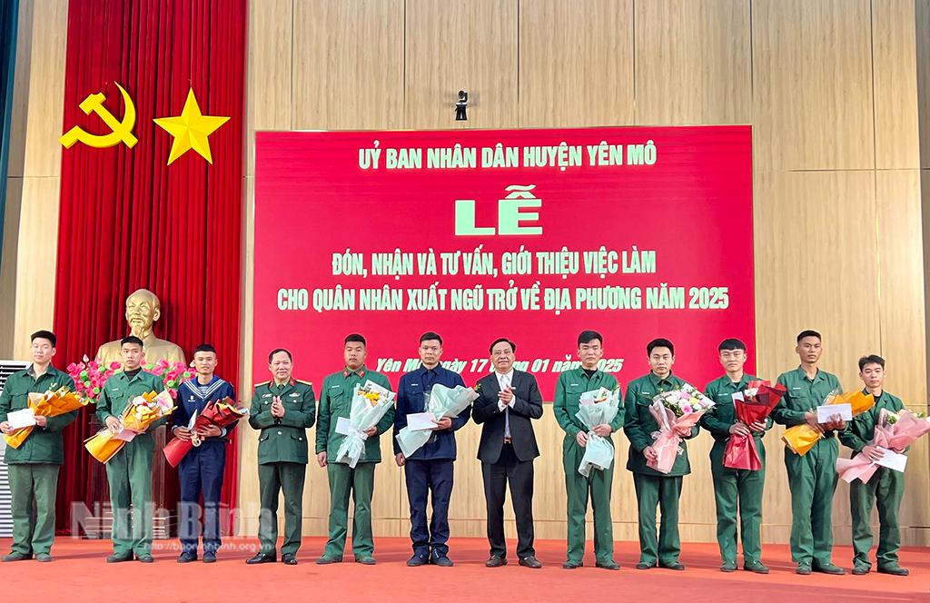 Lãnh đạo huyện Yên Mô tặng quà cho quân nhân xuất ngũ trở về địa phương.