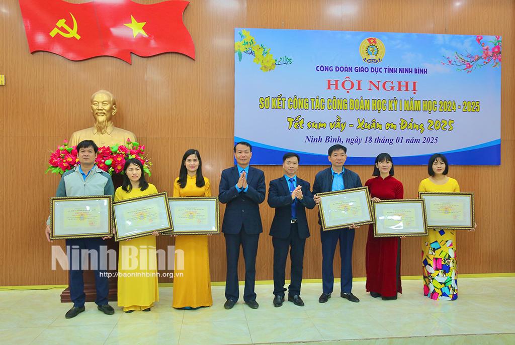 Lãnh đạo LĐLĐ tỉnh trao bằng chứng nhận danh hiệu “Cơ quan, đơn vị, doanh nghiệp đạt chuẩn văn hóa” cho các tập thể.