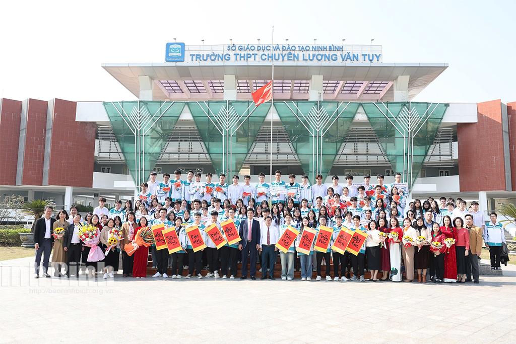 Đồng chí Phan Thành Công, TUV, Giám đốc Sở Giáo dục và Đào tạo chụp ảnh lưu niệm với các thầy cô, học sinh trong Lễ xuất quân tham dự Kỳ thi chọn học sinh giỏi quốc gia năm 2024-2025.