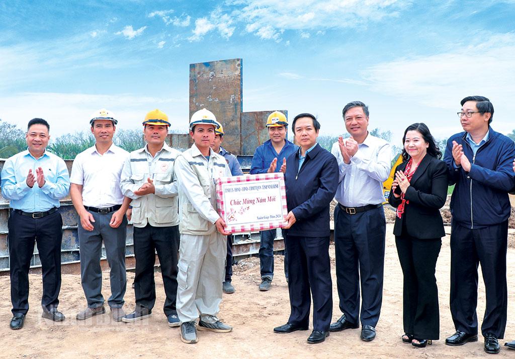 Đồng chí Phạm Quang Ngọc, Phó Bí thư Tỉnh ủy, Chủ tịch UBND tỉnh thăm, tặng quà động viên cán bộ, công nhân thi công Dự án xây dựng tuyến đường bộ ven biển đoạn qua tỉnh Ninh Bình (giai đoạn II) trên địa bàn huyện Kim Sơn. Ảnh: Đức Lam