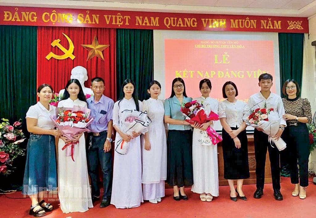 Chi bộ Trường THPT Yên Mô A (Yên Mô) tổ chức kết nạp Đảng cho các học sinh ưu tú.