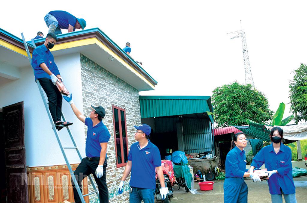 Đoàn viên, thanh niên huyện Kim Sơn hỗ trợ người dân tháo dỡ nhà cửa, di dời tài sản, hoàn thành giải phóng mặt bằng phục vụ thi công công trình đường dây 500kV mạch 3 đi qua địa bàn huyện.