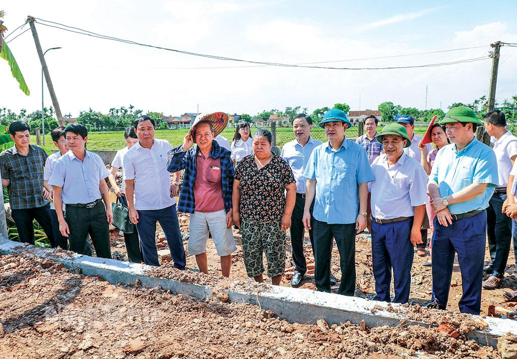 Đồng chí Mai Văn Tuất, Phó Bí thư Thường trực Tỉnh ủy, Chủ tịch HĐND tỉnh giám sát việc thực hiện hỗ trợ xây dựng, sửa chữa nhà ở cho hộ nghèo theo Nghị quyết số 43 của HĐND tỉnh tại gia đình bà Nguyễn Thị Hoa, xóm Ninh Cơ, xã Văn Hải (Kim Sơn). Ảnh: Đức Lam