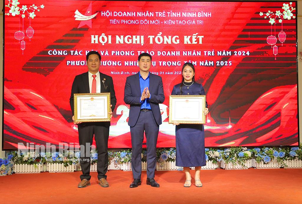Lãnh đạo Tỉnh đoàn trao Bằng khen của UBND tỉnh cho các cá nhân có thành tích xuất sắc trong năm 2024.