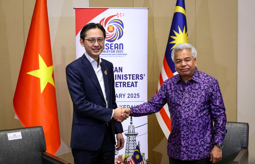 Tổng Thư ký Bộ Ngoại giao Malaysia Amran Mohamed Zin và Thứ trưởng ngoại giao Việt Nam Đỗ Việt Hùng tại buổi gặp song phương trước hội nghị. Ảnh: TTXVN