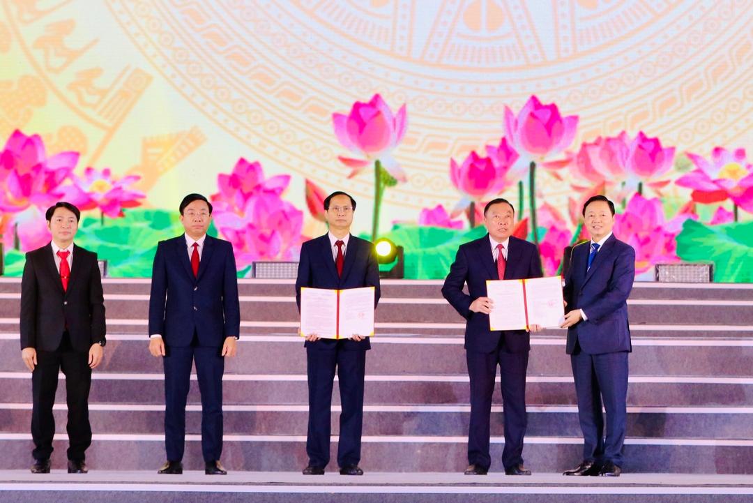 Thừa ủy quyền của Ủy ban Thường vụ Quốc hội và Thủ tướng Chính phủ, đồng chí Trần Hồng Hà, Ủy viên Trung ương Đảng, Phó Thủ tướng Chính phủ đã trao Nghị quyết số 1318/NQ-UBTVQH15 của Ủy ban Thường vụ Quốc hội về việc sắp xếp đơn vị hành chính cấp huyện, cấp xã tỉnh Ninh Bình giai đoạn 2023-2025 và Quyết định 1516/QĐ-TTg của Thủ tướng Chính phủ công nhận thành phố Hoa Lư đạt tiêu chí đô thị loại I.