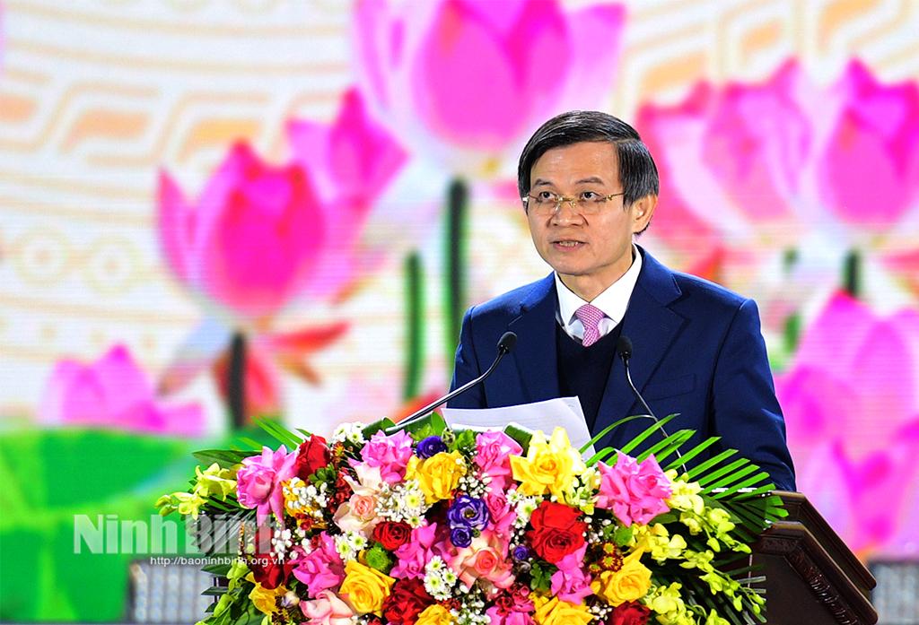 Đồng chí Đoàn Minh Huấn, Uỷ viên Trung ương Đảng, Bí thư Tỉnh ủy phát biểu tại Lễ công bố thành lập thành phố Hoa Lư và công nhận thành phố Hoa Lư đạt tiêu chí đô thị loại I.