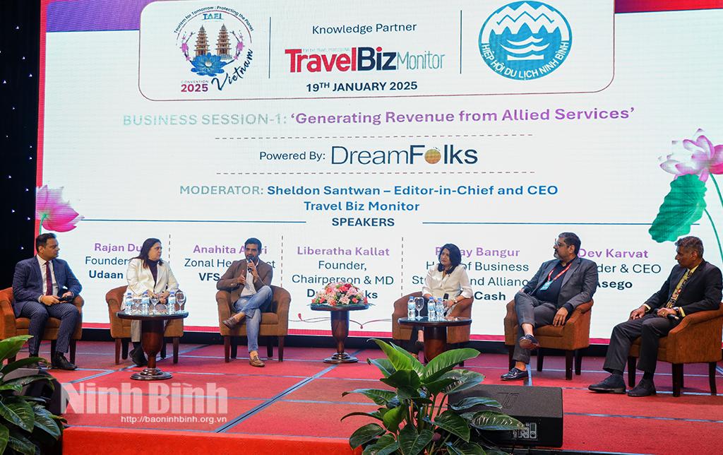 Phiên họp tọa đàm kinh doanh tại hội nghị.