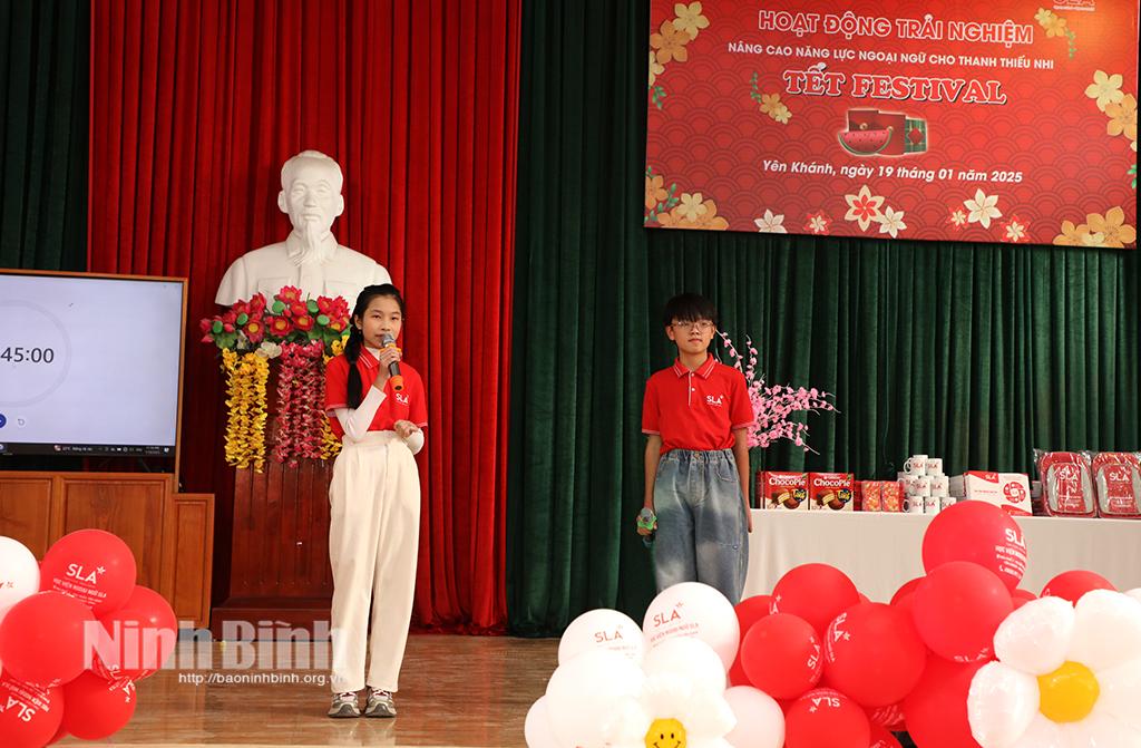 Các em giao lưu tiếng Anh tại chương trình.