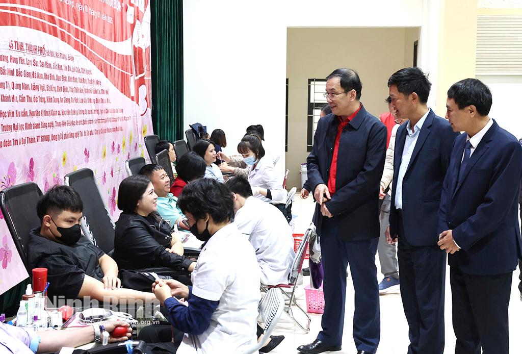 Đông đảo các tình nguyện viên tham gia hiến máu.