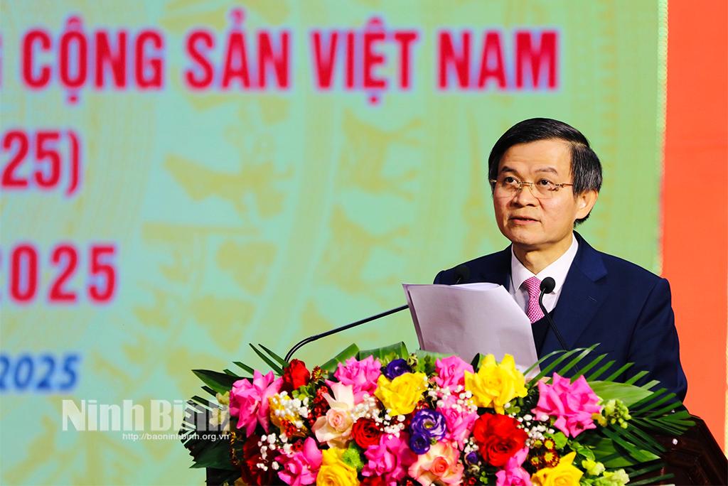 Đồng chí Đoàn Minh Huấn, Uỷ viên Trung ương Đảng, Bí thư Tỉnh ủy phát biểu tại chương trình gặp mặt.