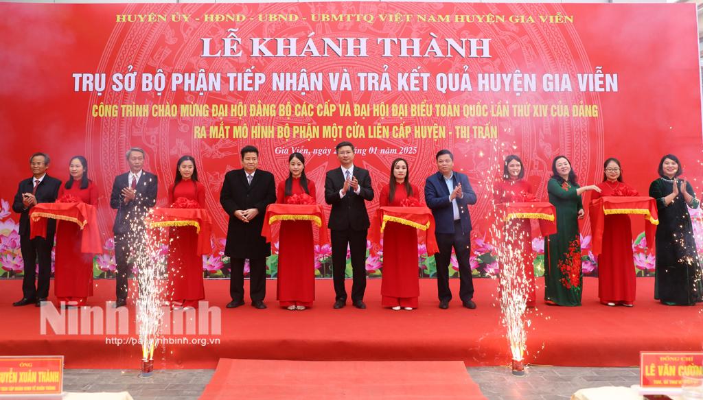 Các đại biểu cắt băng khánh thành Trụ sở Bộ phận tiếp nhận và trả kết quả huyện Gia Viễn.