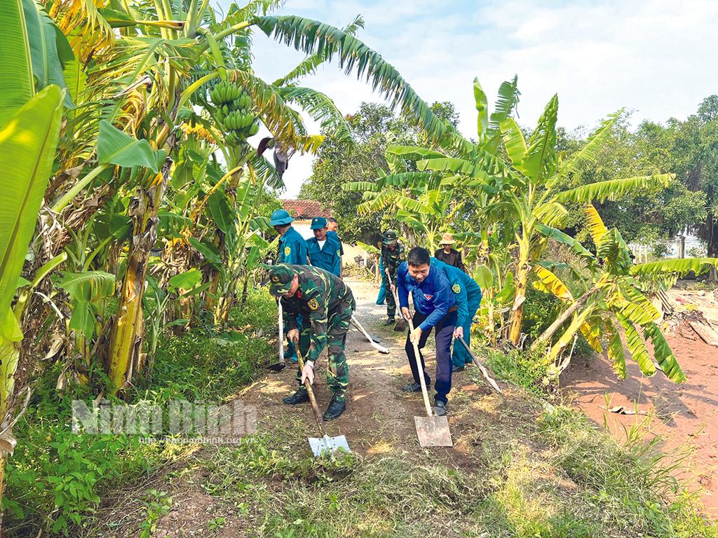 Cán bộ, chiến sĩ LLVT huyện Kim Sơn cùng các đoàn thể xã Lai Thành tham gia dọn vệ sinh môi trường nông thôn.