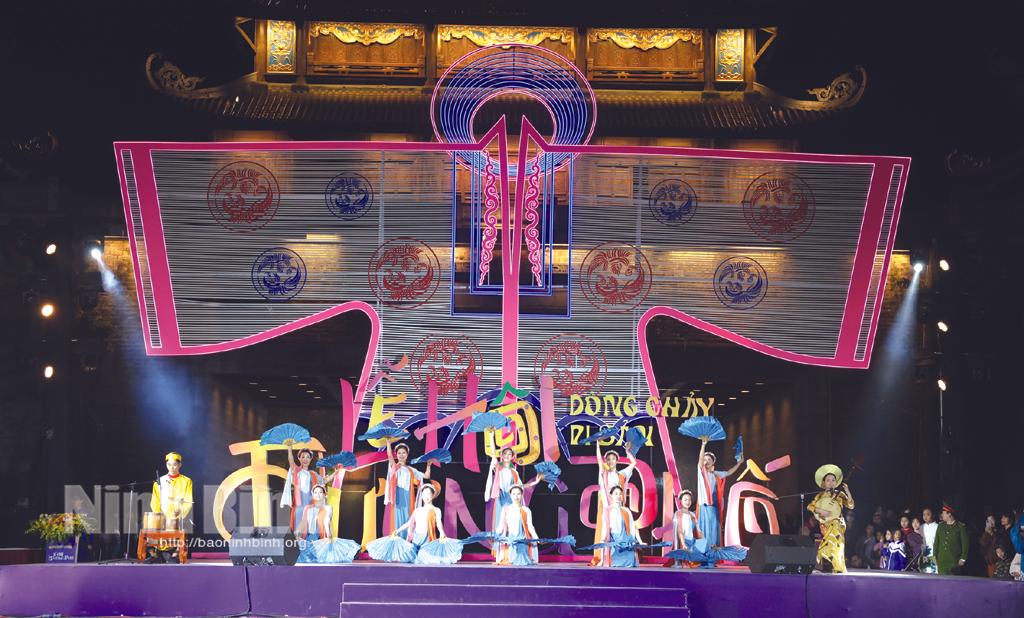 Biểu diễn hát Chèo tại Lễ hội đường phố trong khuôn khổ Festival Ninh Bình năm 2024. Ảnh: Minh Quang