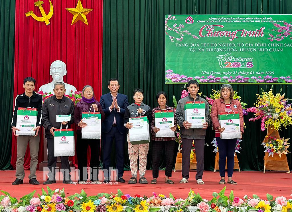 Lãnh đạo NHCSXH chi nhánh tỉnh Ninh Bình tặng quà Tết cho các hộ nghèo và các đối tượng chính sách trên địa bàn xã Thượng Hoà, huyện Nho Quan. Ảnh: Nguyễn Lựu