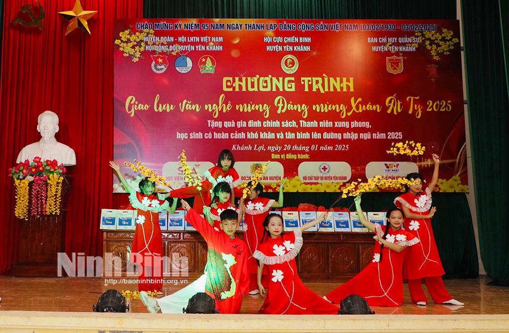 Chương trình giao lưu văn nghệ mừng Đảng, mừng Xuân.