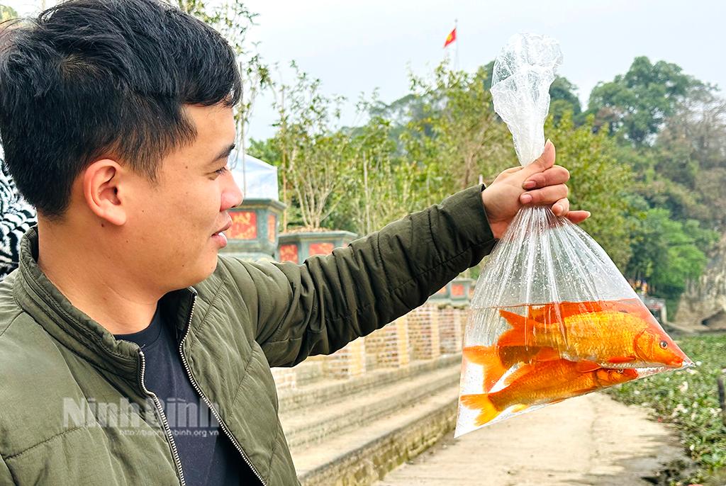 Thả cá tiễn ông Công, ông Táo về trời là nét đẹp truyền thống của người Việt Nam.