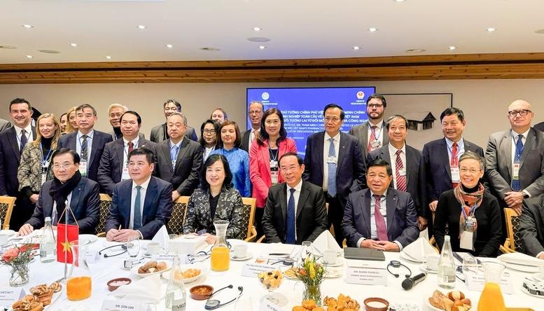 Tại tọa đàm, các đại biểu trao đổi, tìm kiếm giải pháp và định hình chiến lược phát triển cho ngành dược phẩm Việt Nam trong kỷ nguyên số. Ảnh: baochinhphu.vn