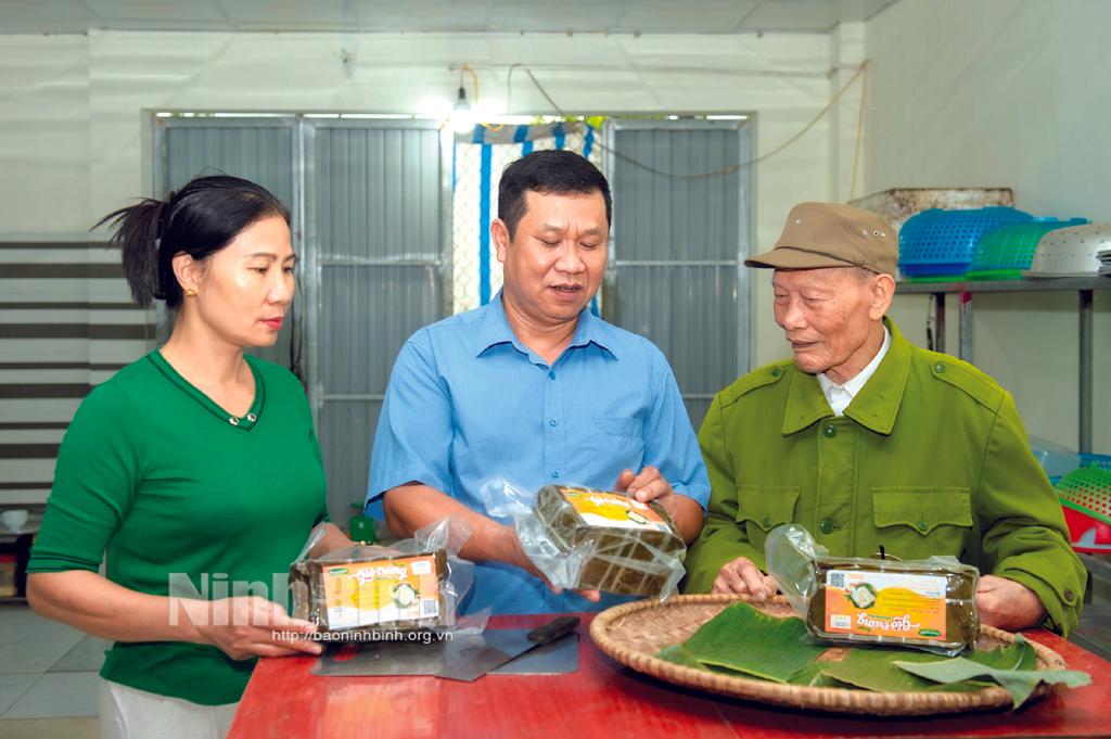 Lan tỏa nét văn hóa ẩm thực truyền thống qua sản phẩm OCOP Giò trứng, xã Yên Từ (Yên Mô). Ảnh: Ngọc Linh