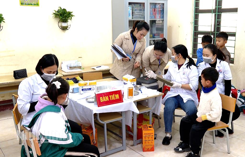 Kiểm tra công tác tiêm vắc xin tại Trường Tiểu học Yên Đồng (Yên Mô).