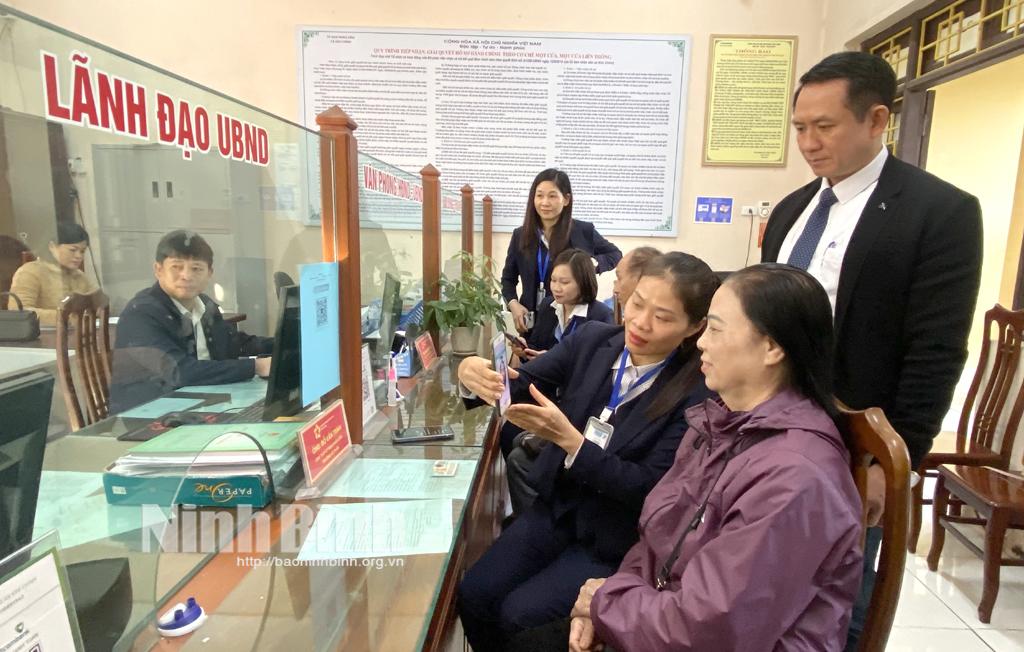 VNPT Kim Sơn cung cấp, hướng dẫn người dân xã Kim Chính sử dụng chữ ký số cá nhân.