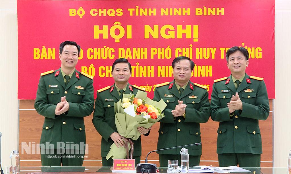 Lãnh đạo Bộ CHQS tỉnh tặng hoa chúc mừng đồng chí Trần Vương Long được điều động bổ nhiệm giữ chức Phó Chỉ huy trưởng Bộ CHQS tỉnh.