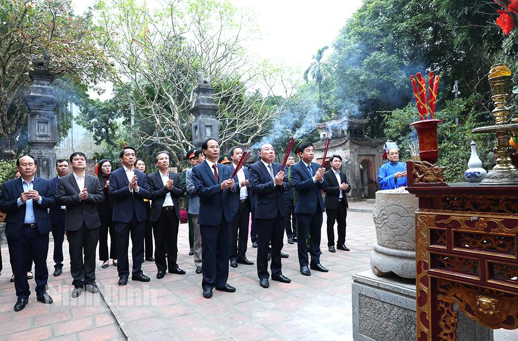 Đoàn dâng hương tại Khu Di tích quốc gia đặc biệt Cố đô Hoa Lư.