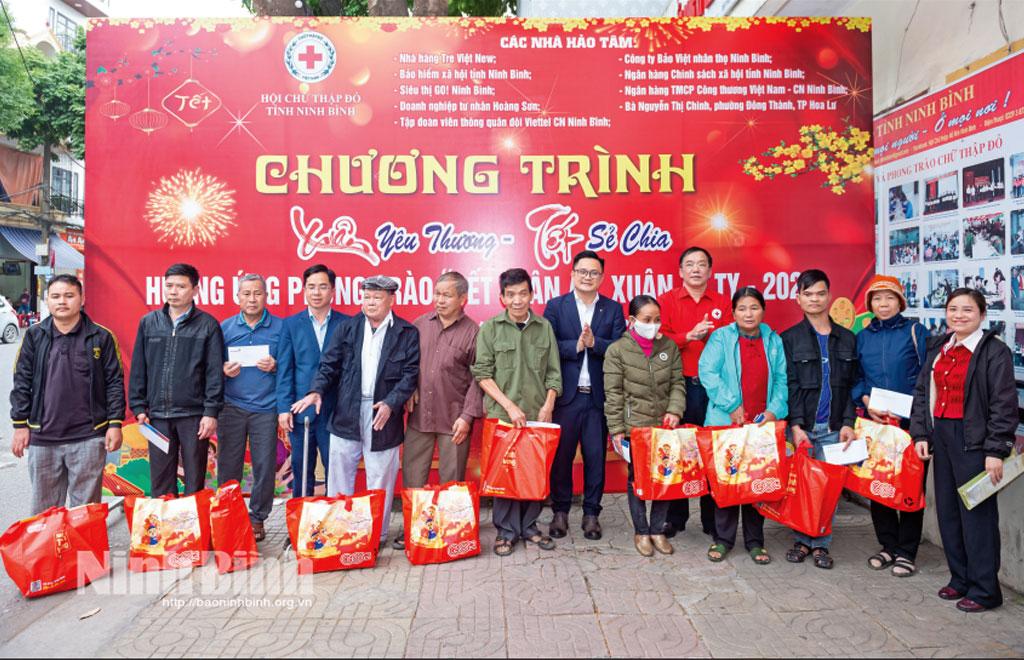 Lãnh đạo Hội Chữ thập đỏ tỉnh và các nhà hảo tâm trao quà Tết cho các hộ gia đình có hoàn cảnh khó khăn trên địa bàn tỉnh. Ảnh: Ngọc Linh