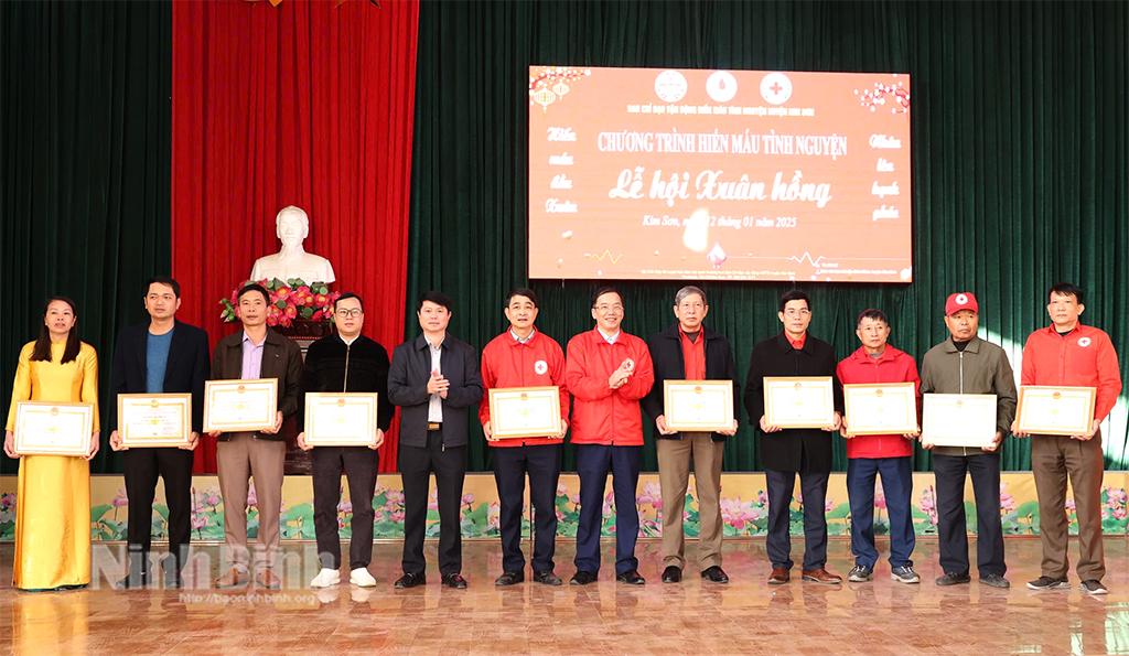 Trao Giấy khen của Ban Chỉ đạo vận động HMTN tỉnh cho các tập thể, cá nhân của huyện Kim Sơn có thành tích xuất sắc trong phong trào HMTN năm 2024. Ảnh: Minh Quang