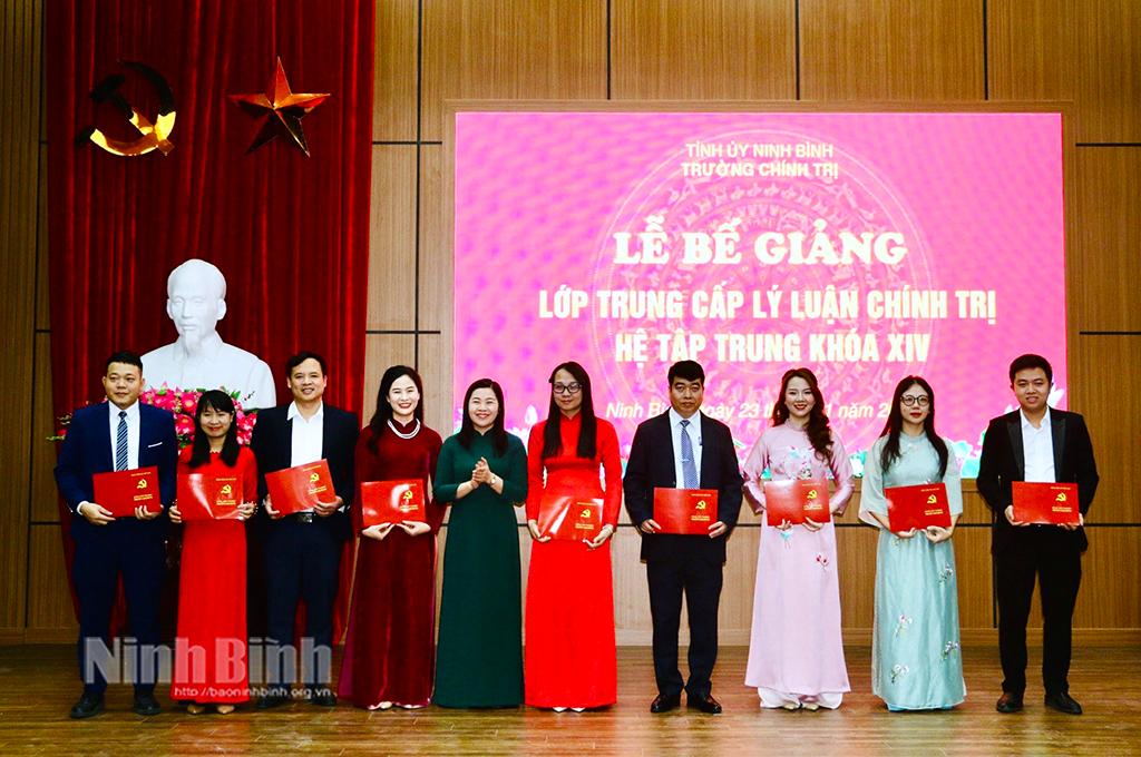 Lãnh đạo Trường Chính trị tỉnh trao Bằng tốt nghiệp Trung cấp Lý luận chính trị cho các học viên.