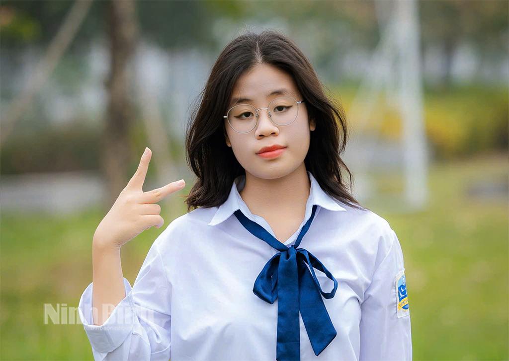Em Đinh Nguyễn Yến Nhi lớp 12 Hóa, Trường THPT chuyên Lương Văn Tụy.
