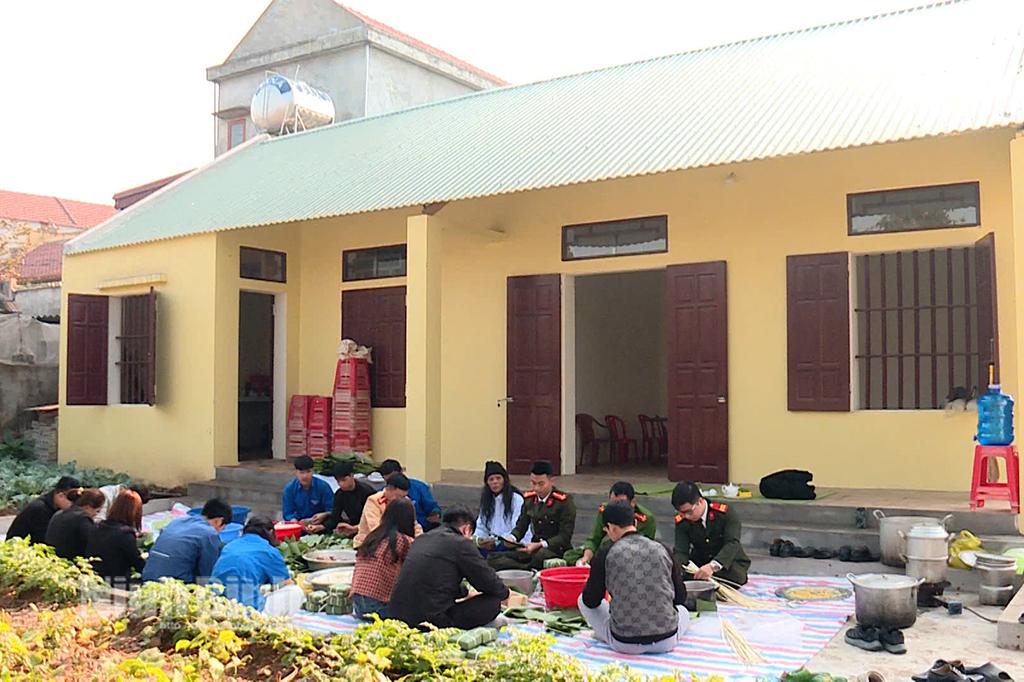 Đoàn viên thanh niên tham gia gói bánh chưng tại nhà ông Phạm Đăng Vinh (khu phố 6, thị trấn Yên Ninh, Yên Khánh).