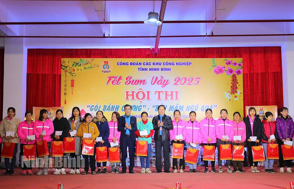 Công đoàn các KCN tỉnh trao quà cho đoàn viên, công nhân lao động có hoàn cảnh khó khăn.