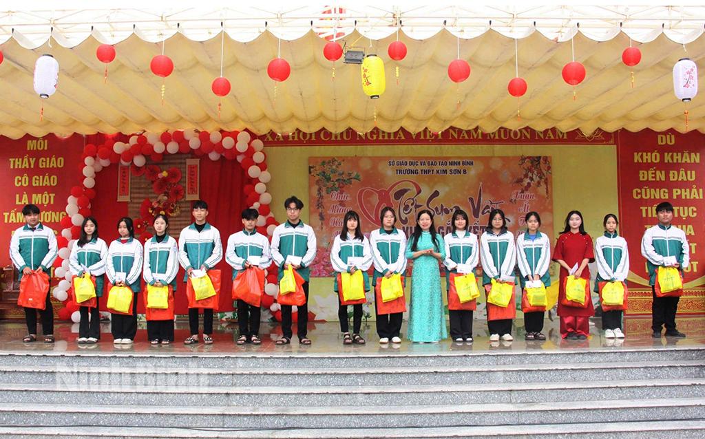 Tặng quà học sinh khó khăn Trường THPT KIm Sơn B trong chương trình ""Tết sum vầy-Xuân gắn kết". Ảnh: Anh Tú