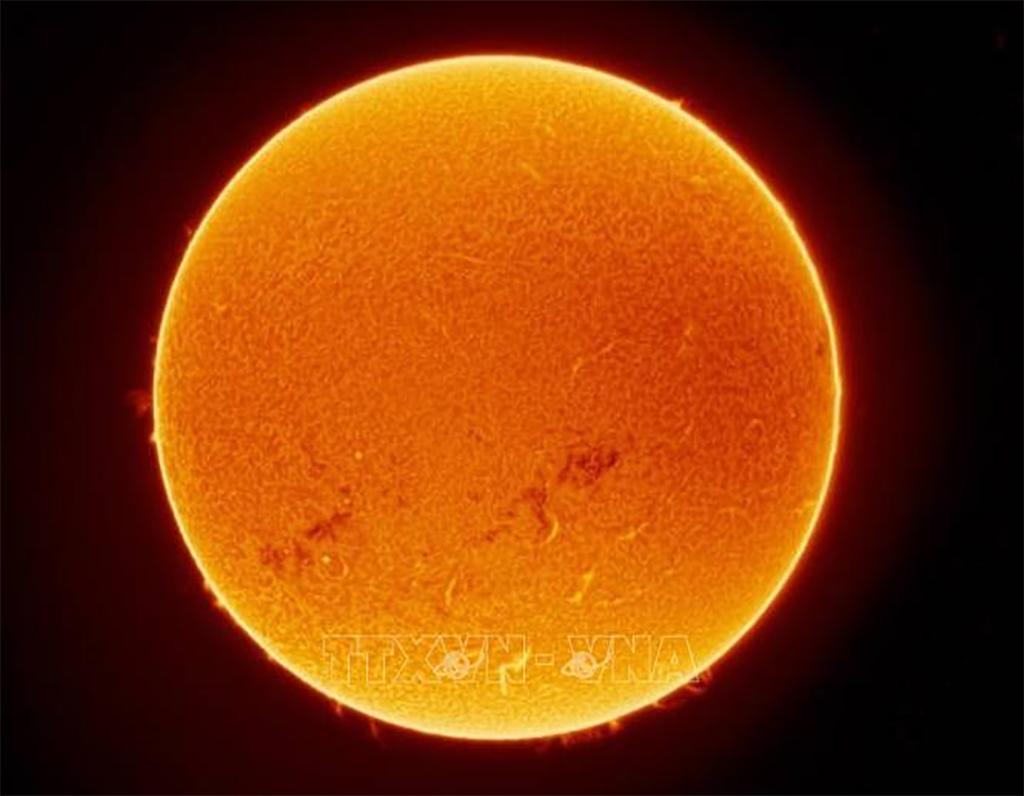 Hình ảnh Mặt Trời được chụp bởi kính thiên văn H-Alpha ngày 26/7/2024. Ảnh: Getty Images/TTXVN
