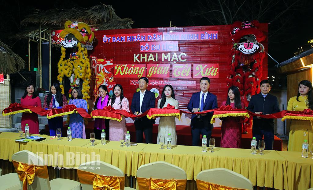 Các đồng chí lãnh đạo cắt băng khai mạc “Không gian chợ Tết xưa”.