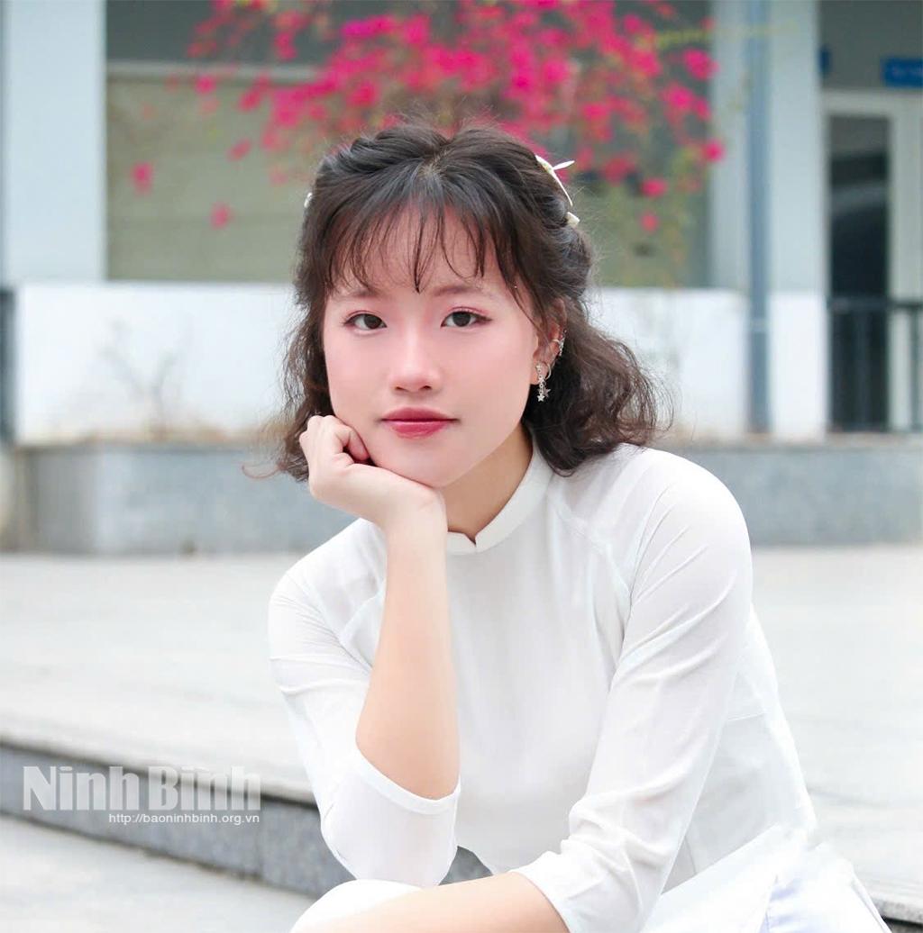 Em Vũ Hằng Giang, lớp 12 Anh 1, Trường THPT chuyên Lương Văn Tụy là 1 trong 2 học sinh đoạt giải nhì Quốc gia với số điểm cao của đội tuyển Tiếng Anh.